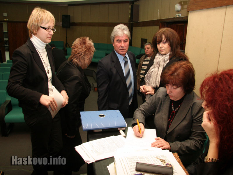 ГЕРБ връчиха подписка с искане за извънредна сесия