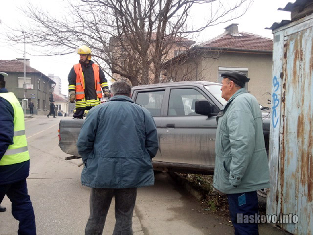 Пожарникари разчистваха мястото Пожарникари разчистваха мястото