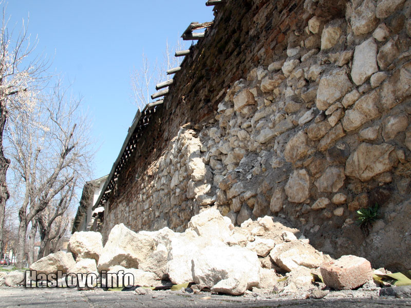 Срутената ограда Срутената ограда