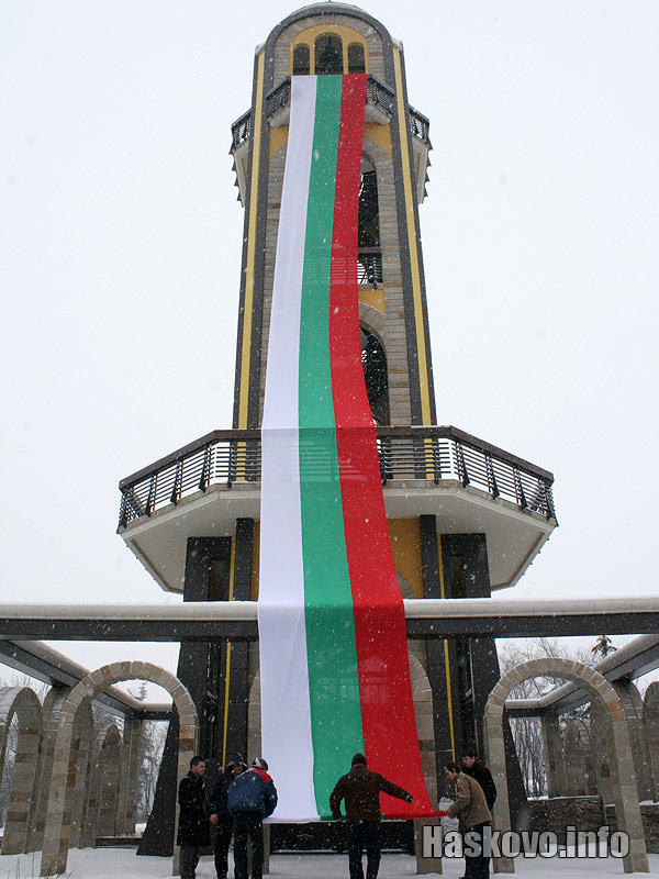30-метрово знаме на камбанарията 30-метрово знаме на камбанарията