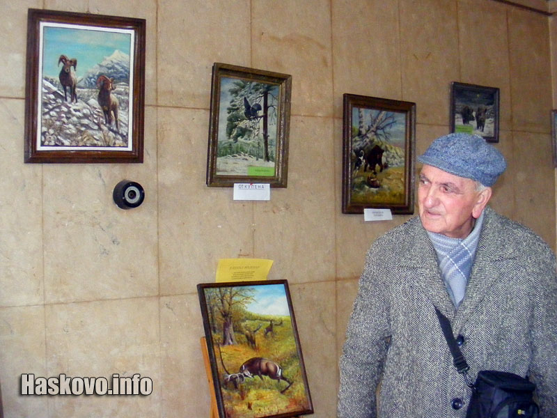 Фотографът Карекин Карекинян геда изложбата