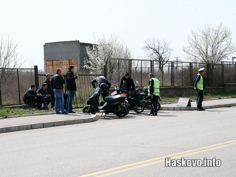 Полицаи разпитват свидетели на инцидента