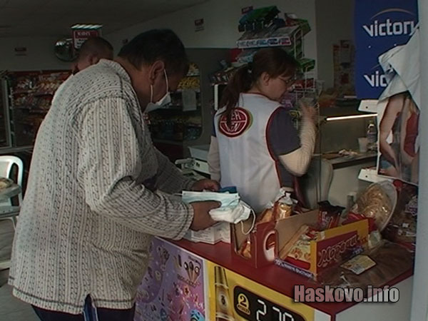 В късния следобед започна раздаването на маски и марли