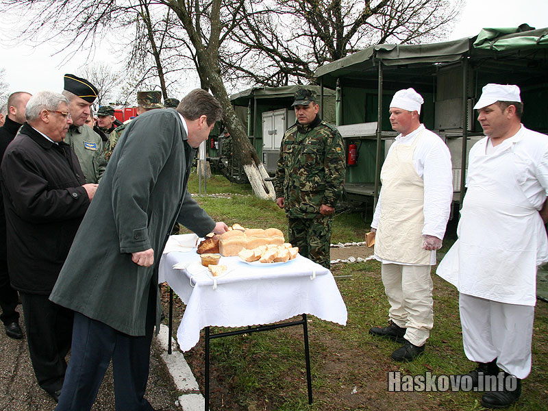 Президентът се запозна с възможностите на армията и се почерпи с козунак