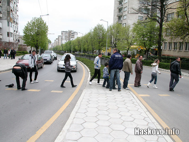 Пресичането на пешеходните пътеки