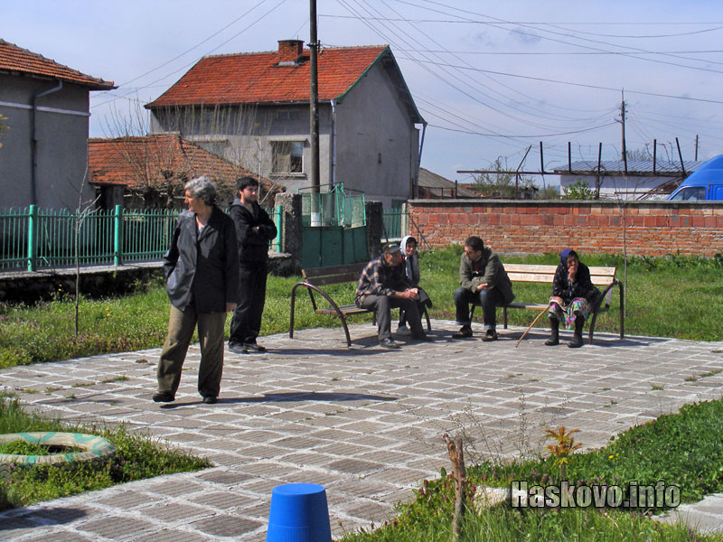 Роднините чакат в двора на кметството Роднините чакат в двора на кметството