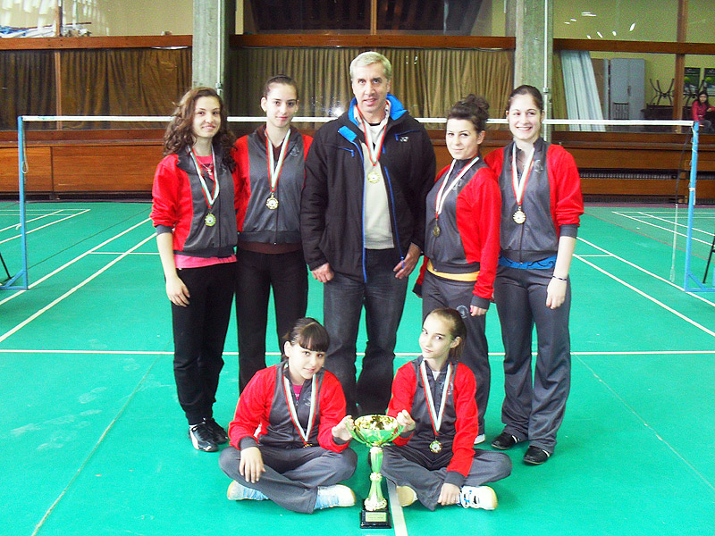 Шампионките със своя треньор