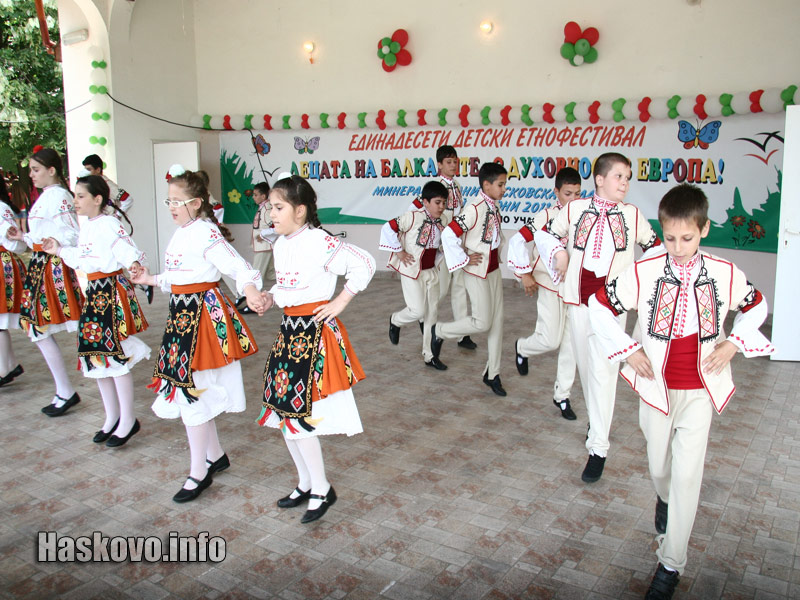 Етнофестивалът в Минерални бани