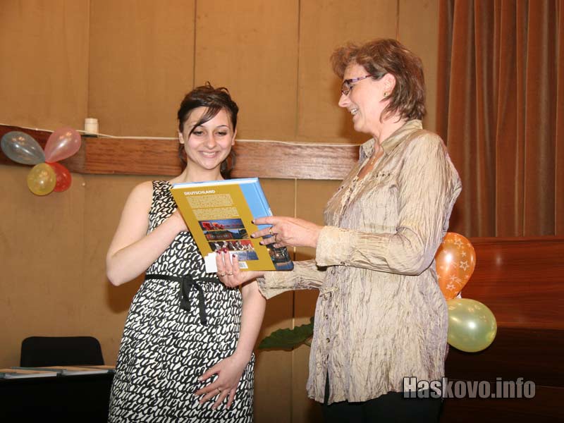 Ученичката с най-висок успех на изпита Росалина Тодорова получи подарък от Кармен Шмит