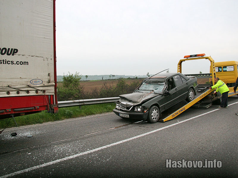 Леката кола се е врязала под камиона