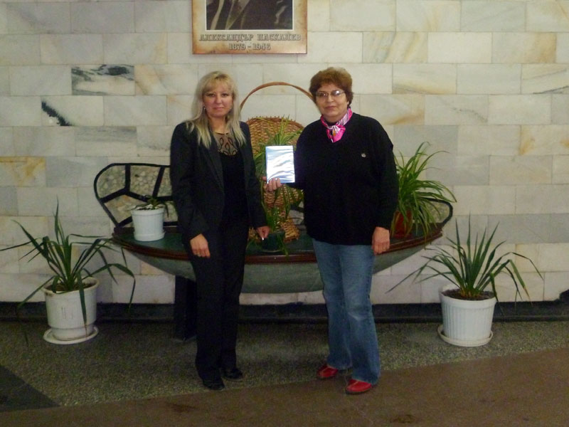 Директорът на гимназията връчва филма на главния уредник в отдел Етнография Магда Милчева