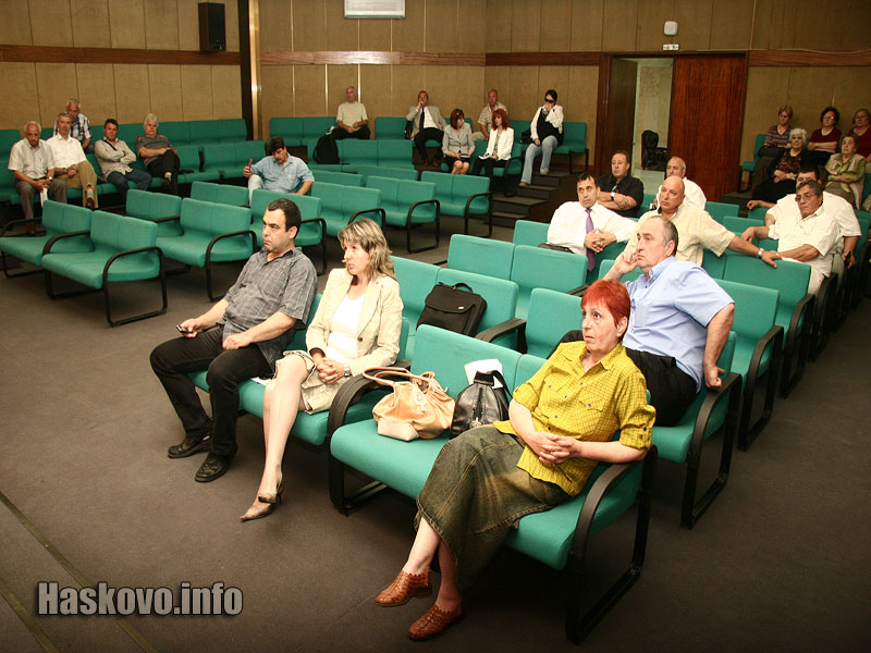 Залата бе полупразна