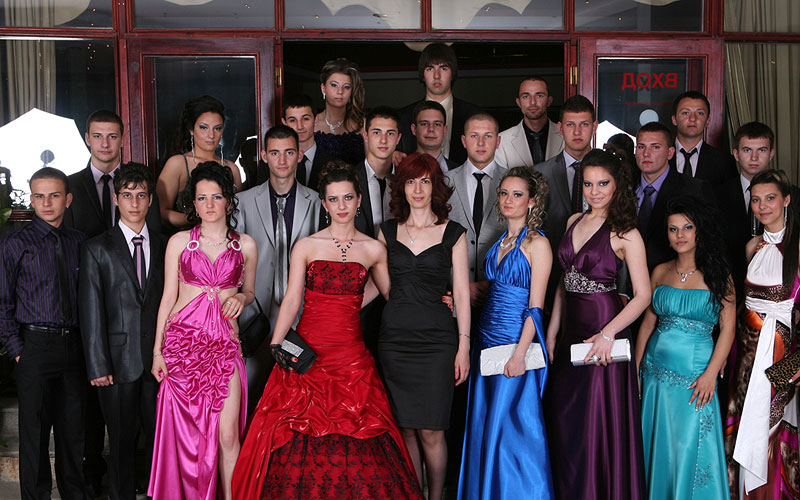 Абитуриентите с класната си (с черната рокля в средата на първия ред)