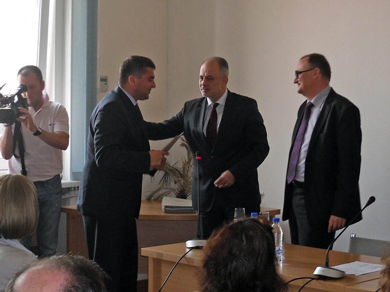 Стефан Димитров и социалния министър Тотю Младенов при сключването на договора за проекта