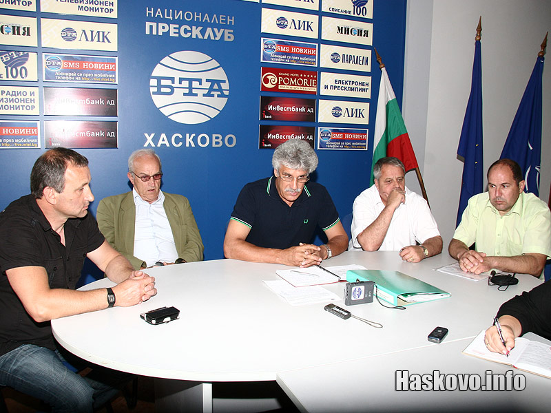 Пресконференцията на Екогласност, в която участваха и представители на Нова зора