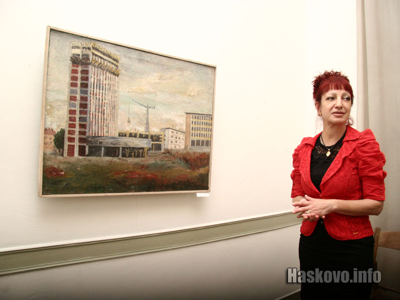 Татяна Форева показва картината на Иван Жиглов