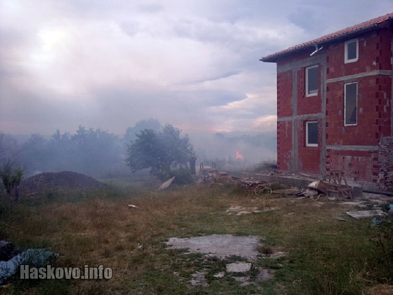 Пожар в двора на една от новостроящите се къщи