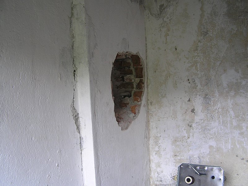 Разбитата стена