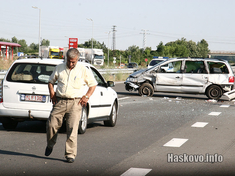 Шофьорът на опела не е пострадал