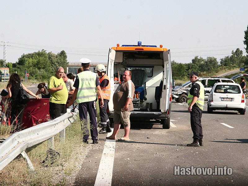 Трупът на жертвата бе вдигнат за аутопсия два часа след инцидента Трупът на жертвата бе вдигнат за аутопсия два часа след инцидента