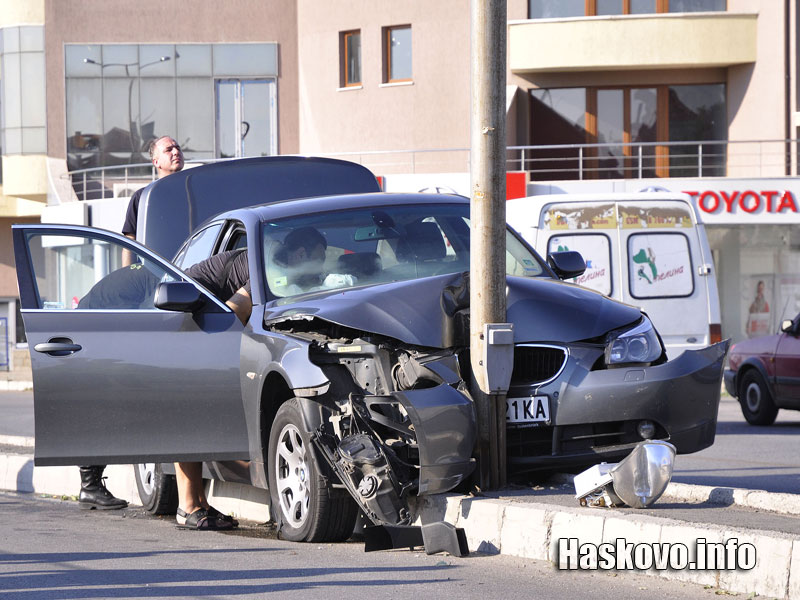 Цялата предница на БМВ-то е смазана Цялата предница на БМВ-то е смазана