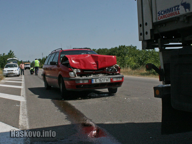 Разбитата предница на Фолксвагена Разбитата предница на Фолксвагена