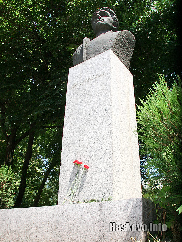 Пред паметника на Левски до обяд имаше три карамфила