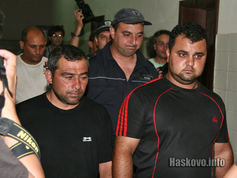 Поръчителят Юсуф - с бялата тениска отзад