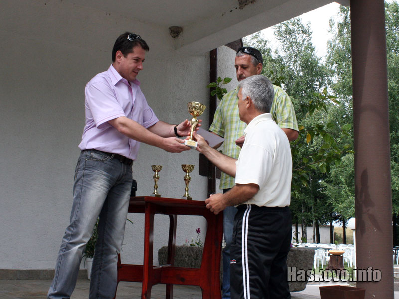 Петьо Петров награждава харманлийските пожарникари