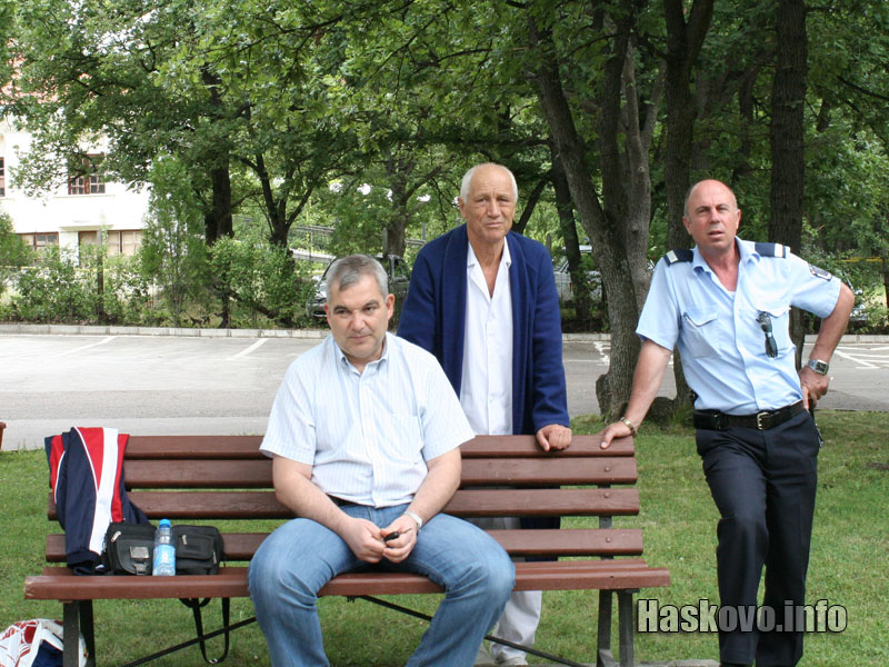 Николай Вълчев наблюдава съсредоточено играта на своите подчинени