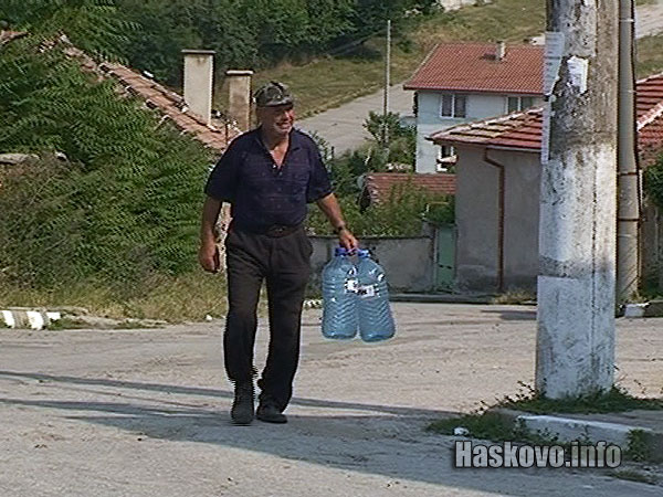 Досега в Брягово носеха вода с туби