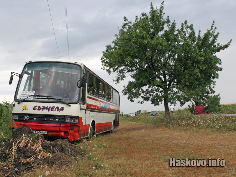 В автобуса пътували двайсетина човека