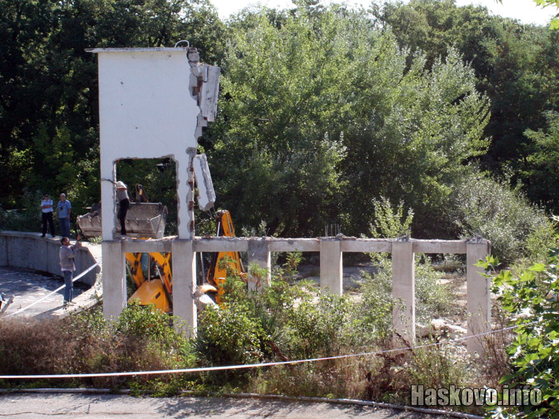 Събарят екрана на лятното кино в Хасково