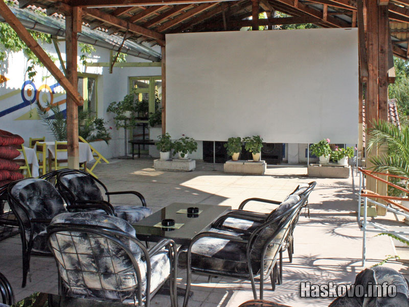 Събарят екрана на лятното кино в Хасково