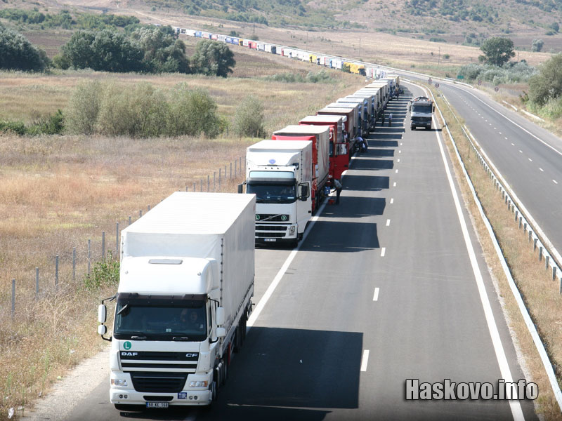 Опашки от ТИР-ове на границата