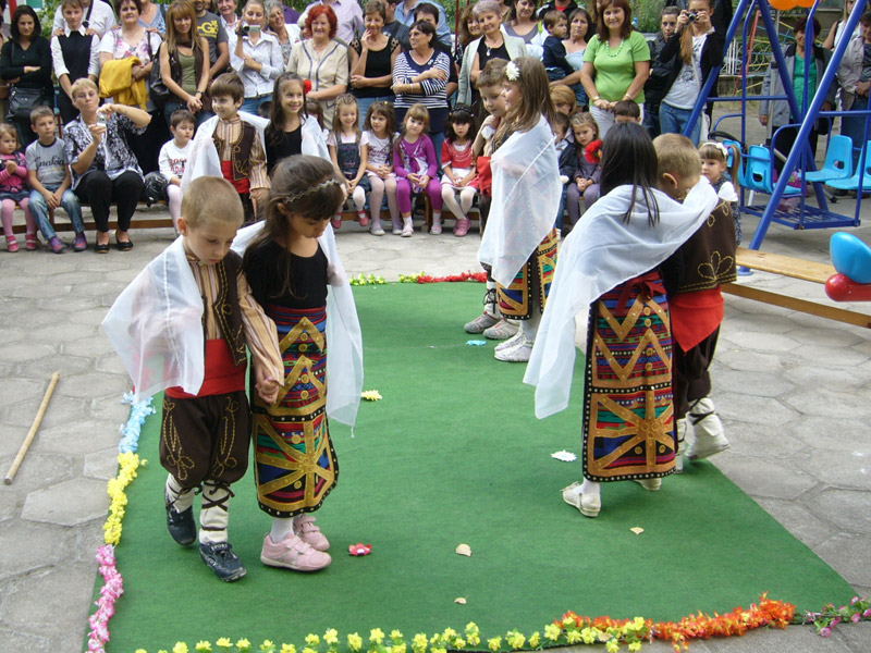 Тотю Младенов