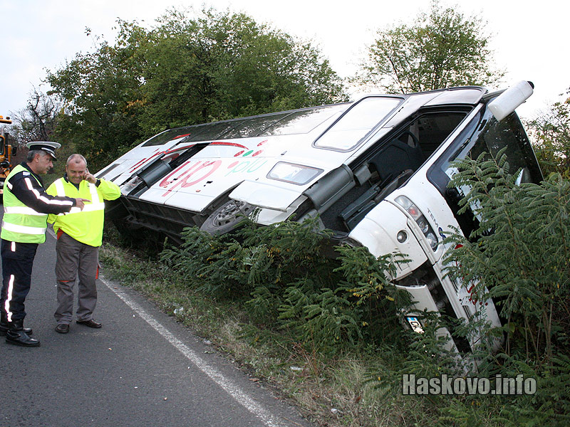 Катастрофа с обърнат автобус