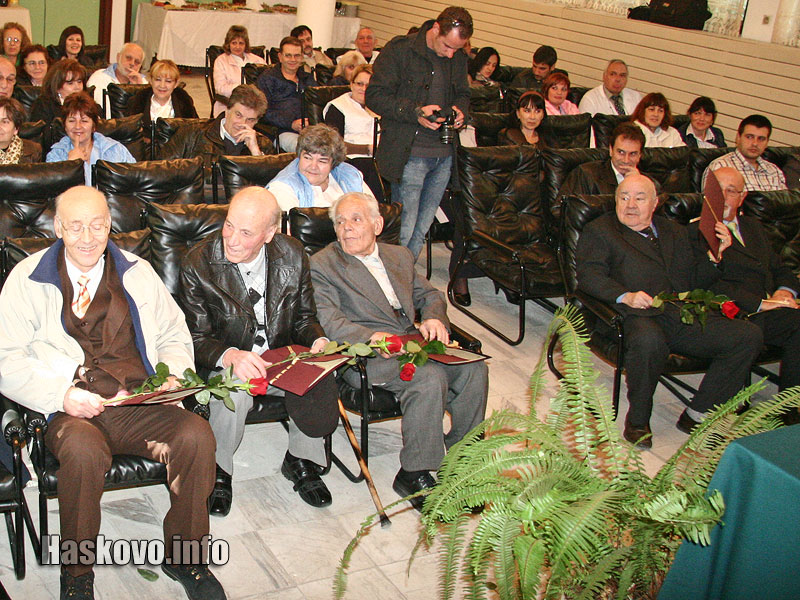 Лекарите с почетни грамоти на първия ред