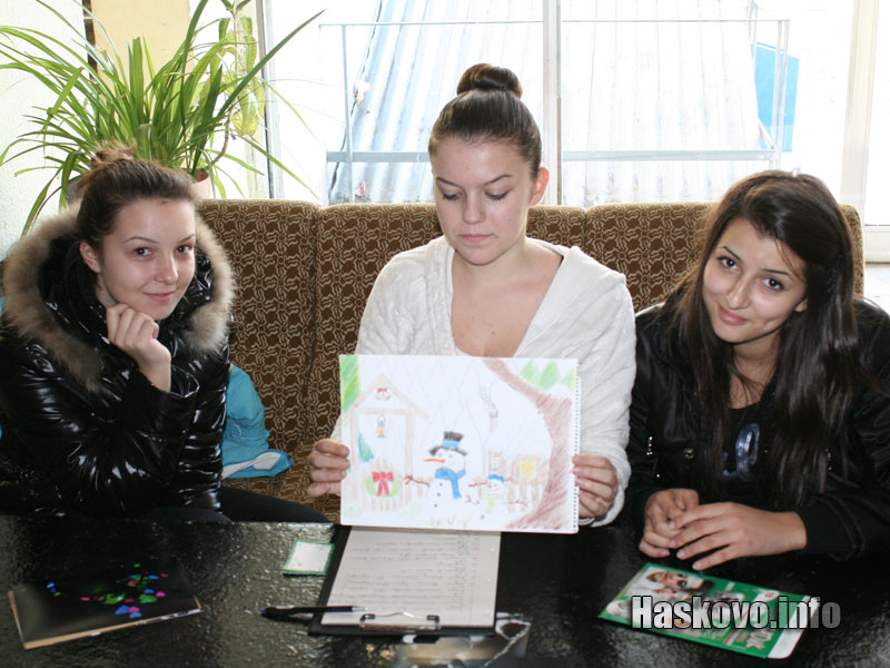 Картини от изложбата