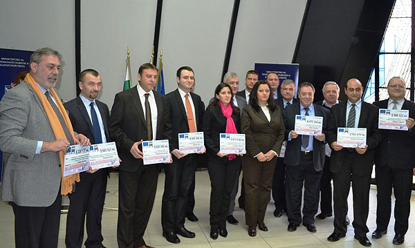 Кметове с чекове, снимка МРРБ