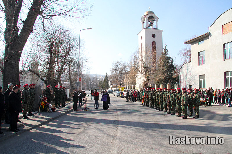 Поднасянето на венци и цветя