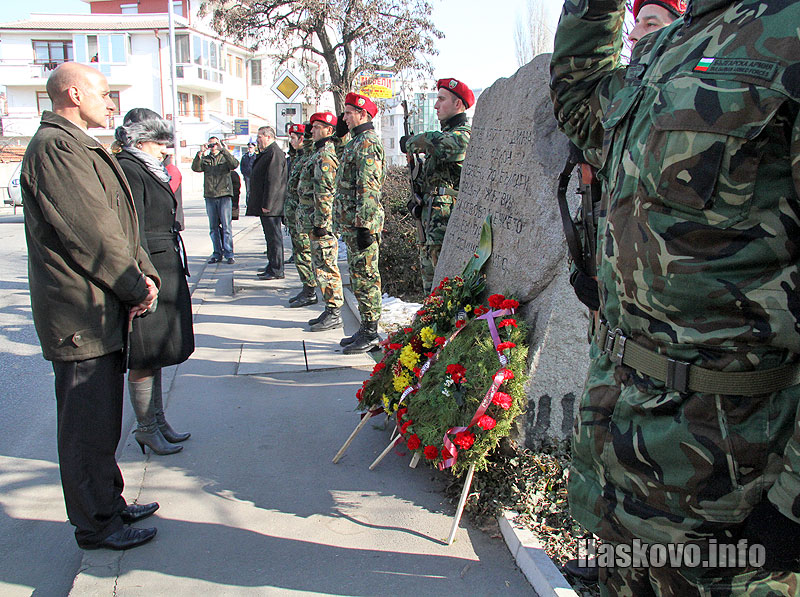 Поднасянето на венци и цветя