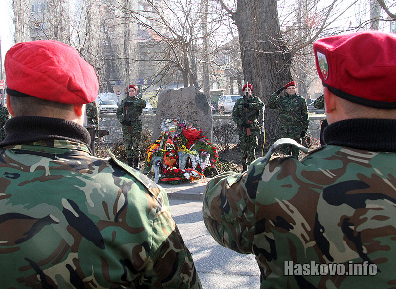 Поднасянето на венци и цветя