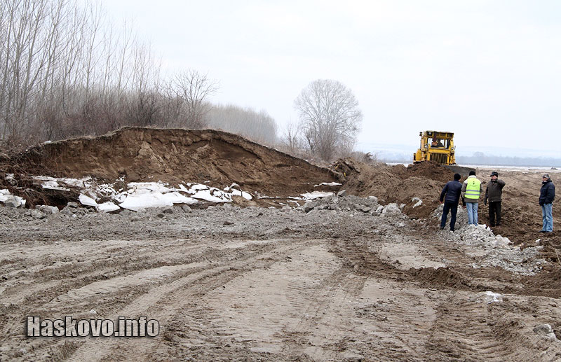 Възстановяването на дигата край Свиленград
