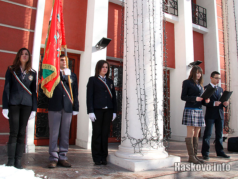 Поднасянето на венци и цветя Поднасянето на венци и цветя