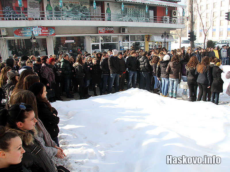 Поднасянето на венци и цветя Поднасянето на венци и цветя