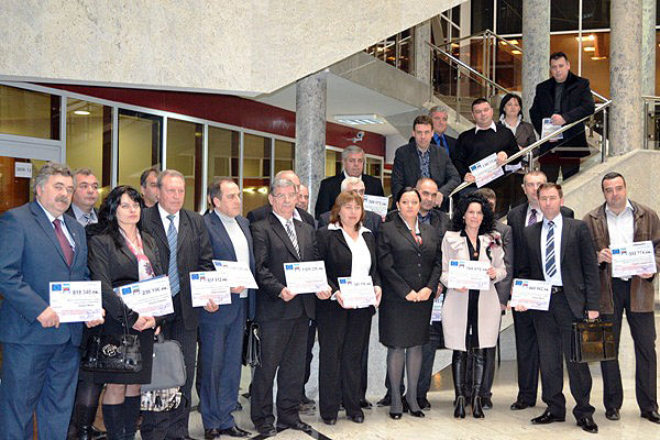 Връчването на чековете