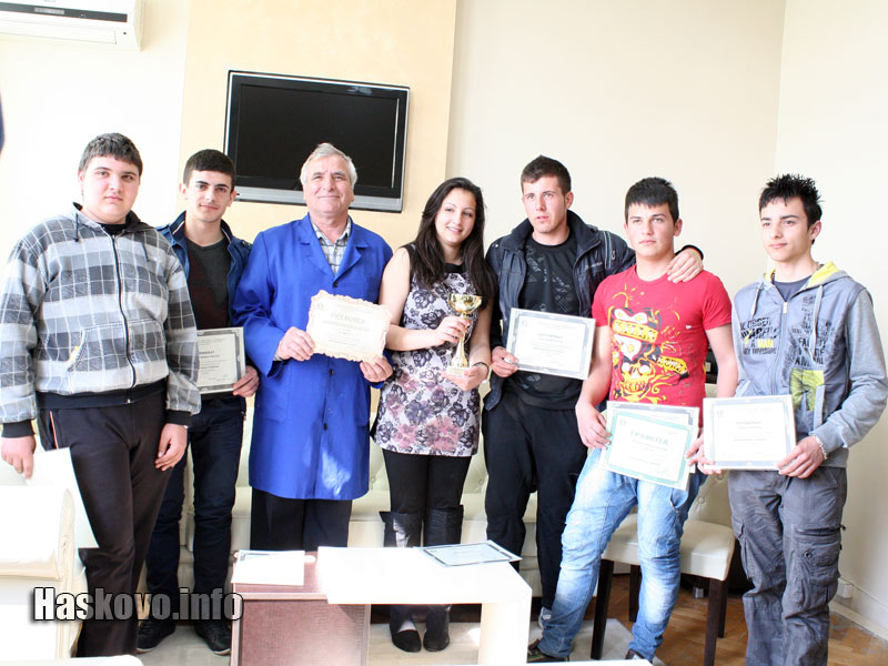 Учениците и ръководителят им