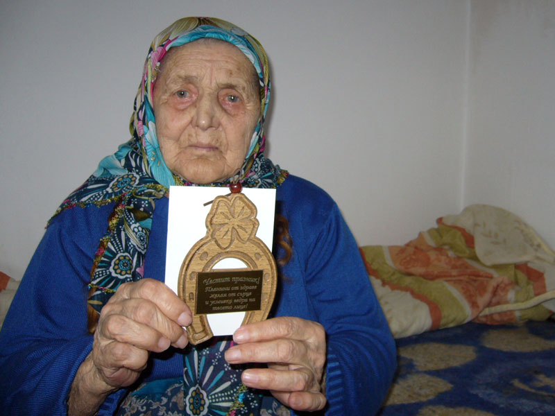 Юбилярката с подаръка