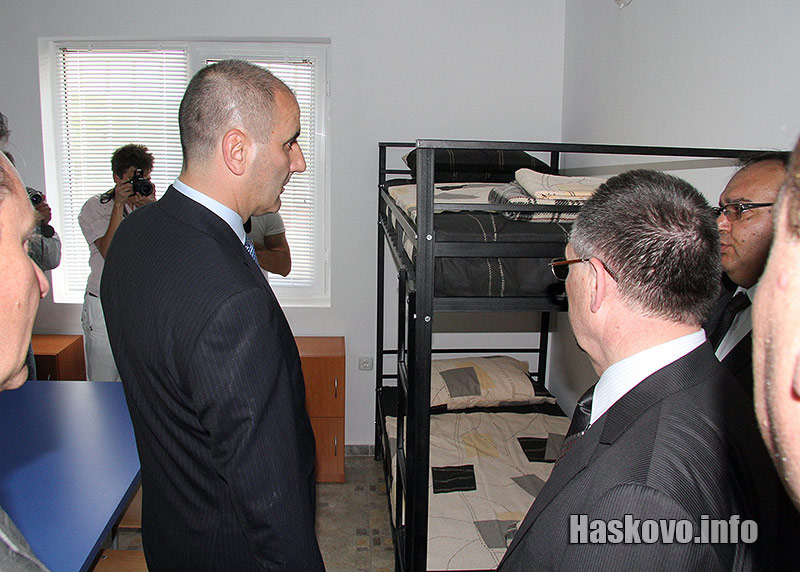 Транзитният център